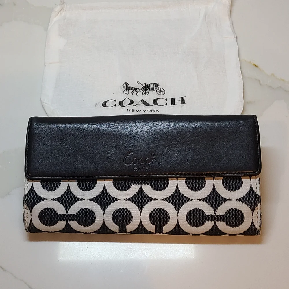 Coach Turnlock Black and White Women's Wallet EUC